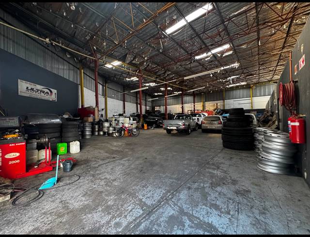 2,397M² WAREHOUSE FOR SALE IN SPRINGFIELD PARK